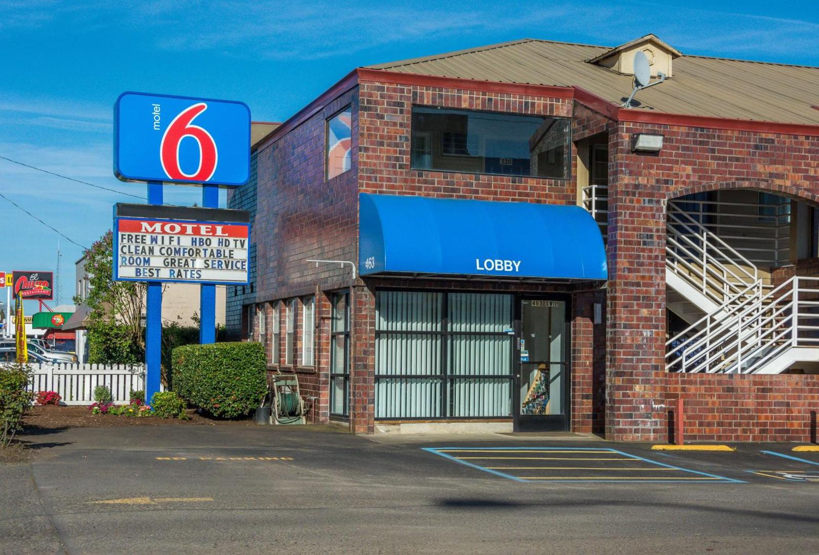 Motel 6 Canby Or Main image 2